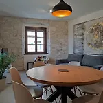 Apartvilla Castropola * 普拉