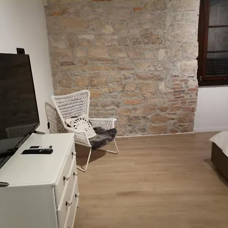 Apartvilla Castropola Apartment